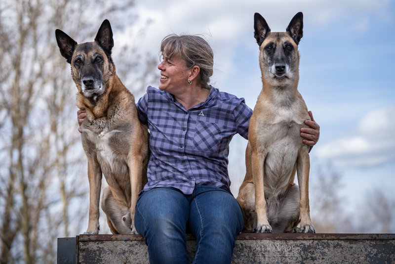 Schimmelhundeführerin Heike Mehlhorn mit Schimmelspürhunden Marek und Lucie